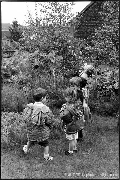 enfants dans le jardin - children in the garden